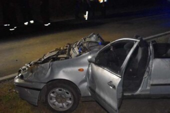 Frissen vett kocsival, hat utassal hajtott árokba