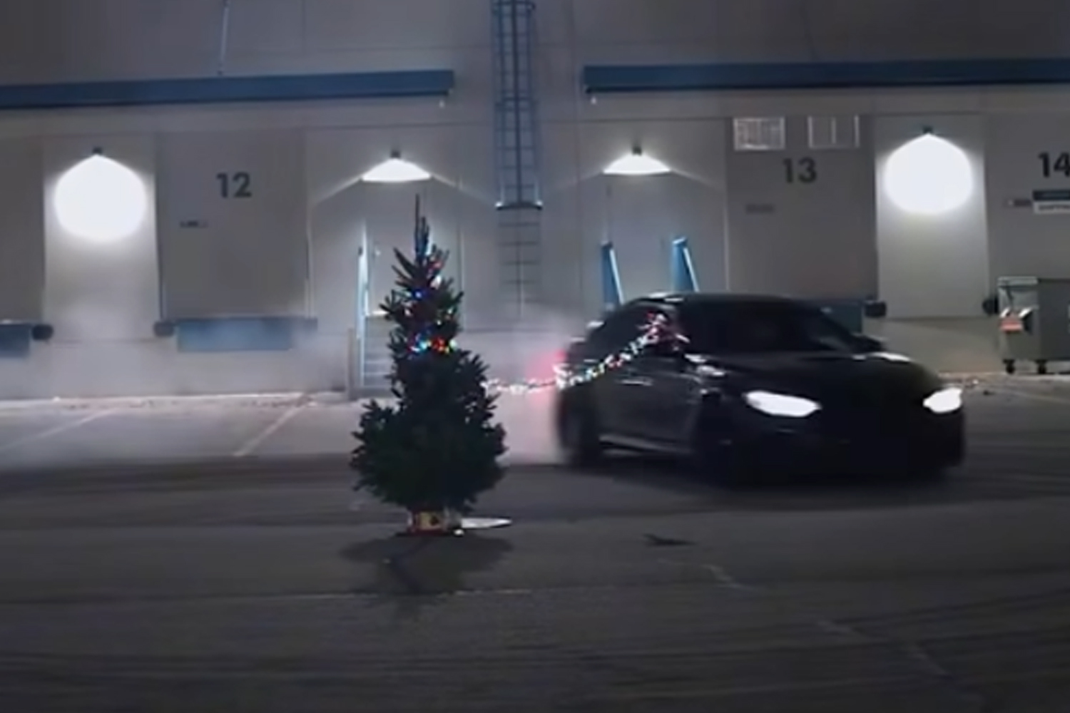 Egy BMW-s úgy díszítette fel a karácsonyfáját, hogy a könny kicsordul
