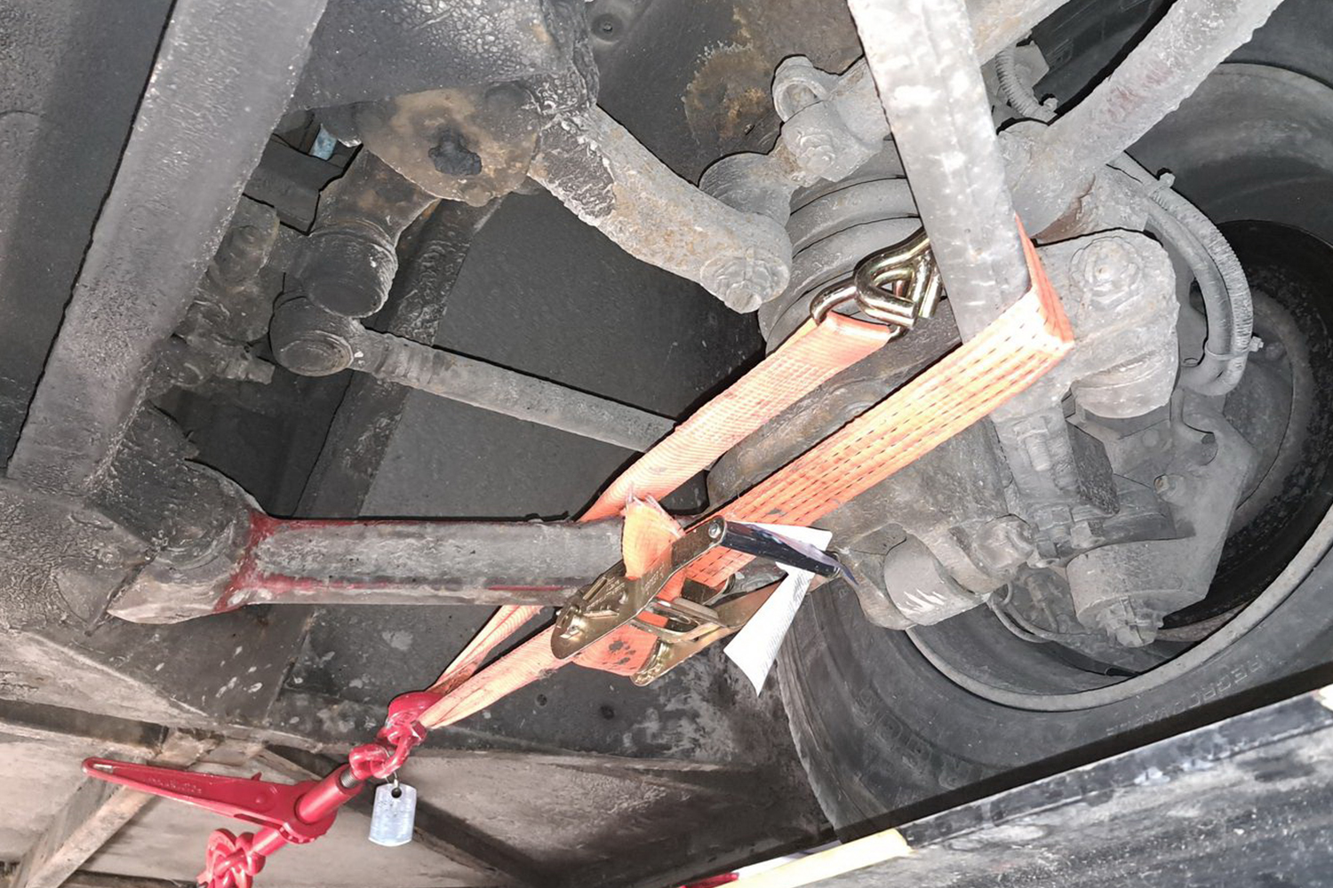Horrorbuszt állítottak meg a rendőrök, nem hittek a szemüknek, mikor benéztek alá