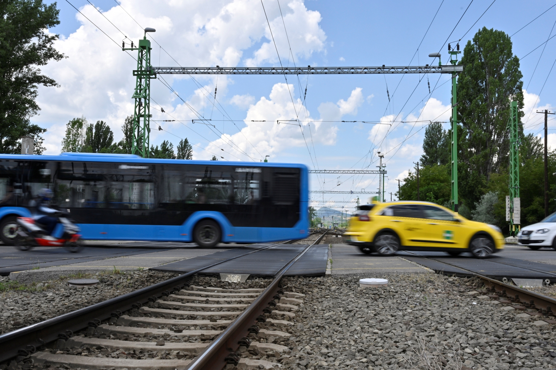Életmentő újítás érkezik a vasúti átjárókba