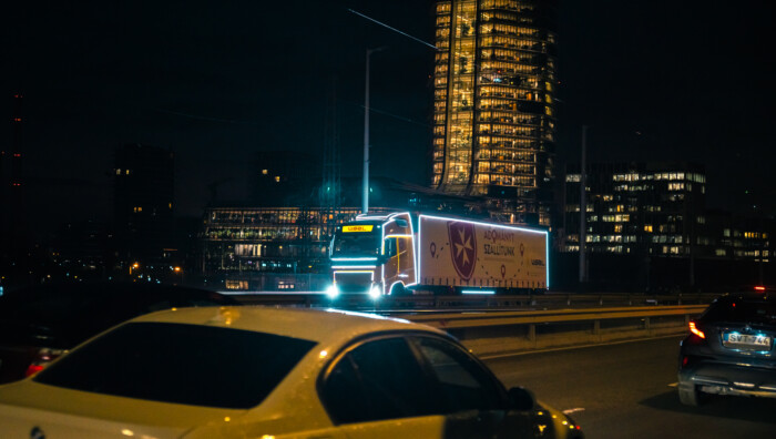 Fénykamion jelent meg a magyar utakon 1