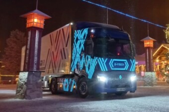 Teherautóval látogattak el a Télapóhoz