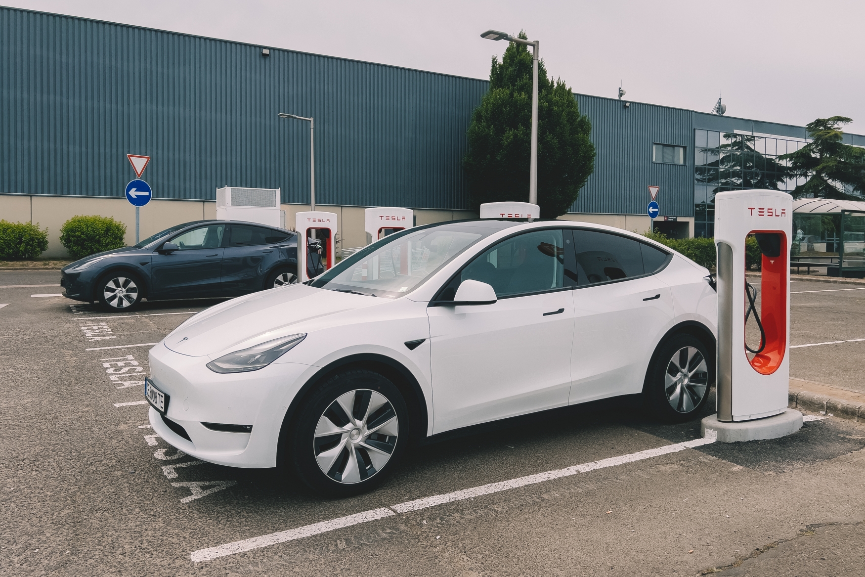 Tesla kell a magyaroknak az ingyenpénzből