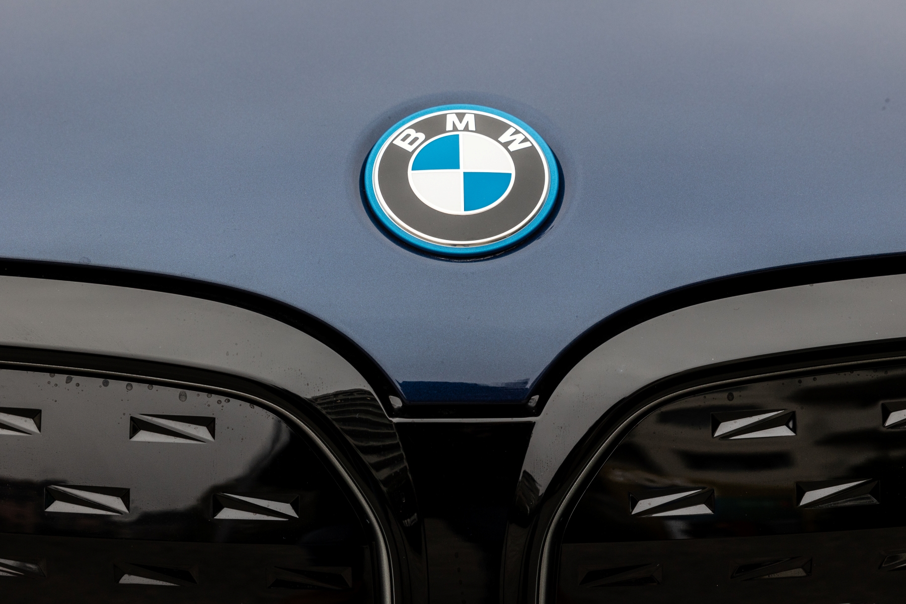 A BMW beintett a beintő Elon Musknak?