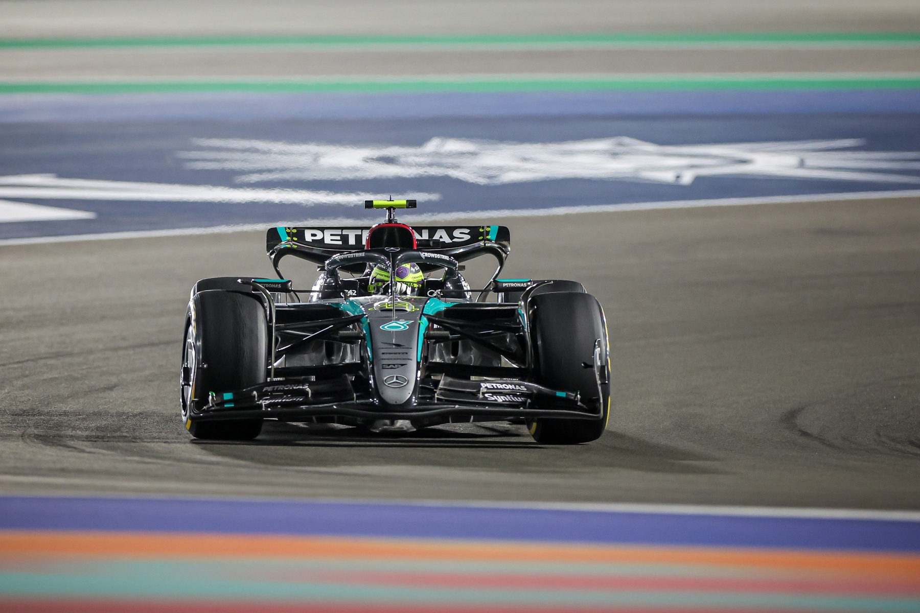 F1: Már vágja a centit Hamilton