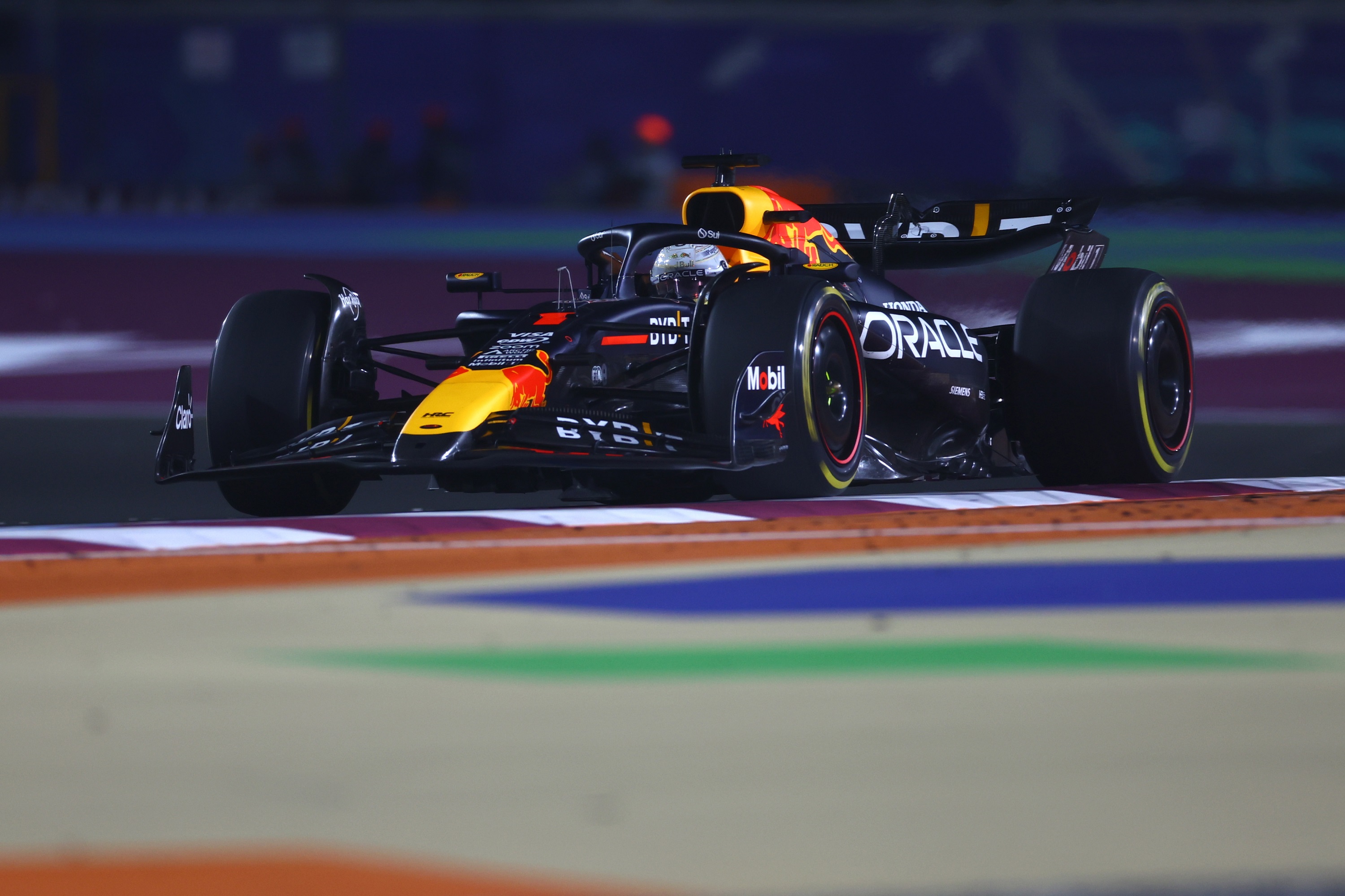 F1: Defektek és büntetések közt nyert Verstappen