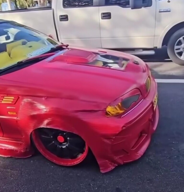 Valami egészen elképesztő vörös bőrgatyás lény lett ebből a BMW-ből 3