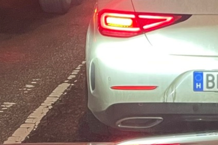 Hófehér Mercedes lepte meg a hazai rendőröket