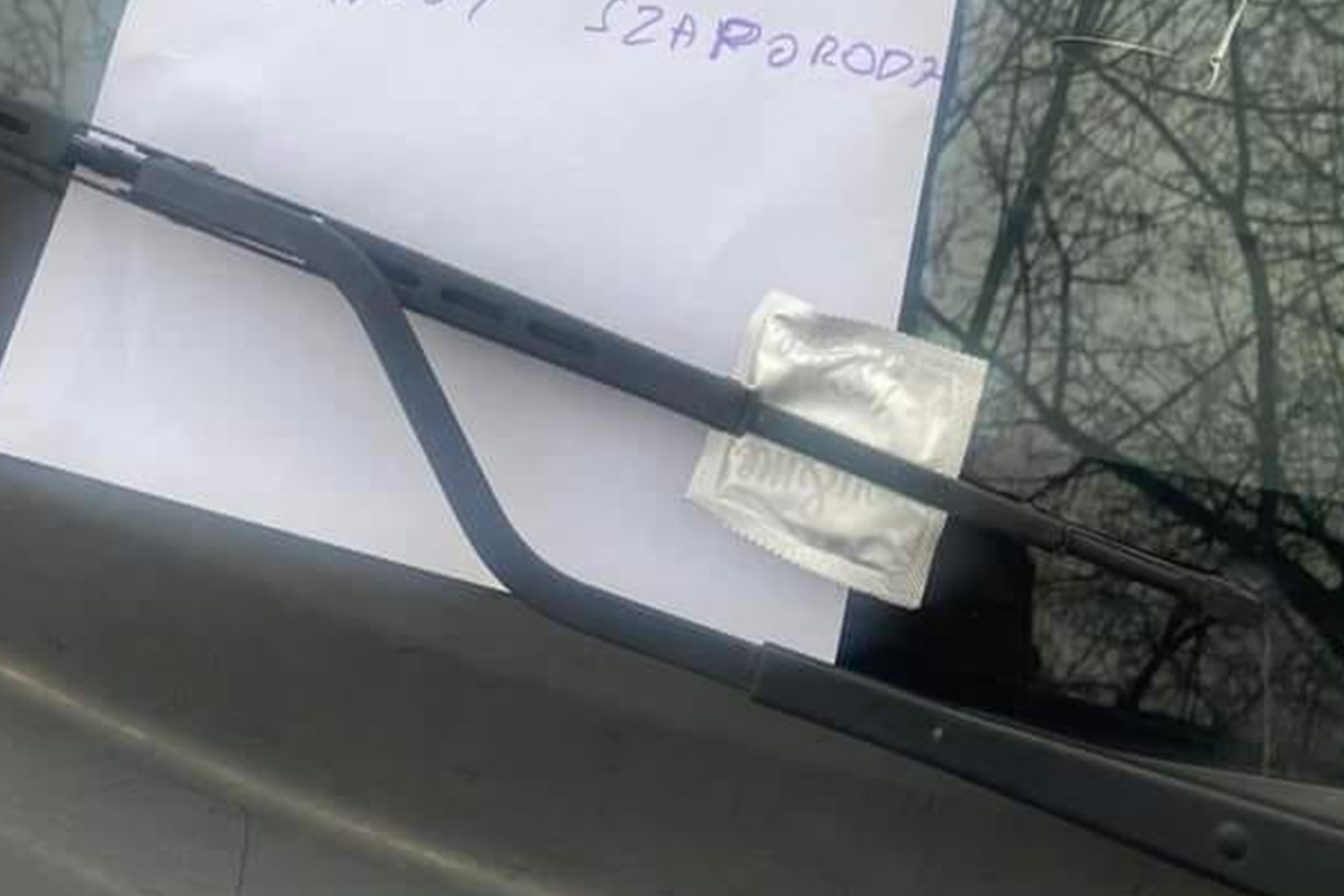 Óvszer landolt egy magyar autós szélvédőjén