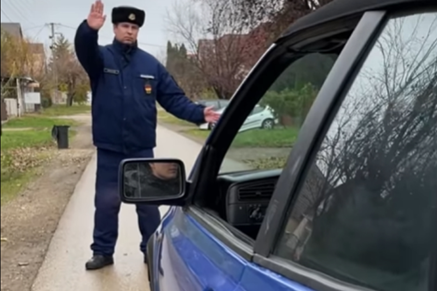 Átmentek egy rendőr bokáján nyári gumival