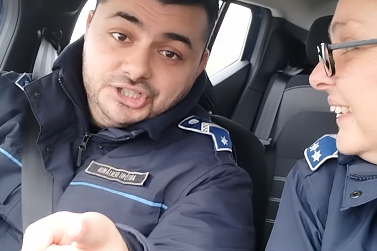 A magyar rendőr úgy énekel karácsonyi dalt, hogy három igent érdemel