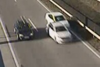 Ész nélkül váltott sávot az M1-esen, telibe talált egy álló teherautót 1