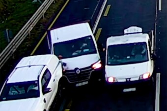 Kihúzódott a lassítósávra, majd letarolta a sort