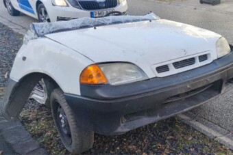 Elvették a jogsiját, rögtön kettévágta a kocsiját