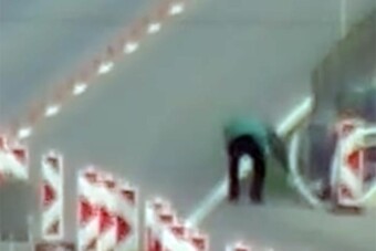 Egy autós megállt korlátot simogatni az M85-ösön