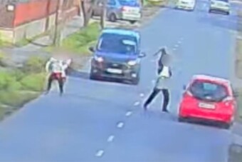 Ásóval terrorizálta az autósokat egy dühös férfi