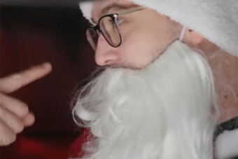 Autóba ült a közutas Télapó, bár ne tette volna