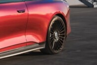 Ezzel a trükkel fért be új sportautójába a két méter magas világsztár 6