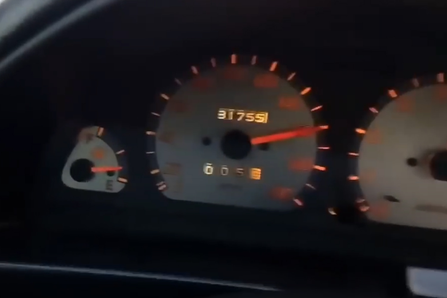 Úgy gyorsul 100-ról 200-ra ez az öreg Suzuki Swift, a hajunk égnek áll