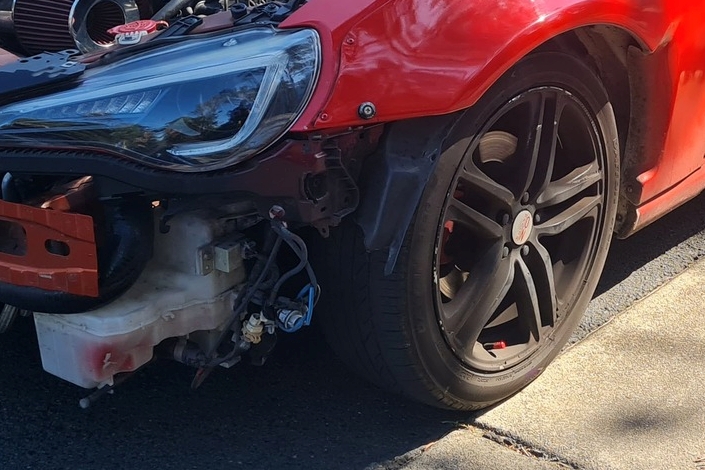 Hiányos Toyotát kapcsoltak le, ezer sebből vérzett