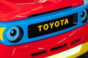 Szivárványos meseautót készített a Toyota