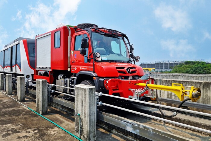 Ilyen teherautó segít a reptéren, ha baj van