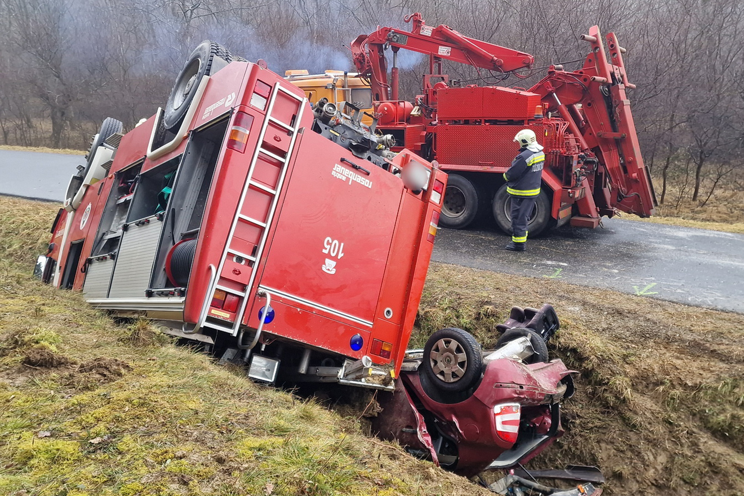 Tűzoltóautó borult egy Skodára Kétvölgynél, videón a mentés