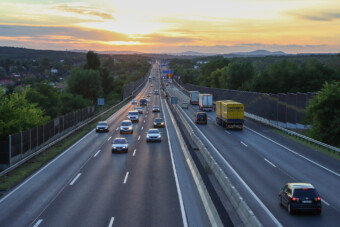 Kiszivárgott az új magyar KRESZ, emelnék a sebességhatárokat