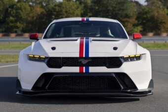 Szellemeket szabadít ki a palackból ez az autó