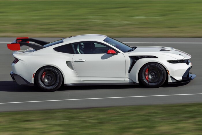 Szellemeket szabadít ki a palackból ez az autó 6