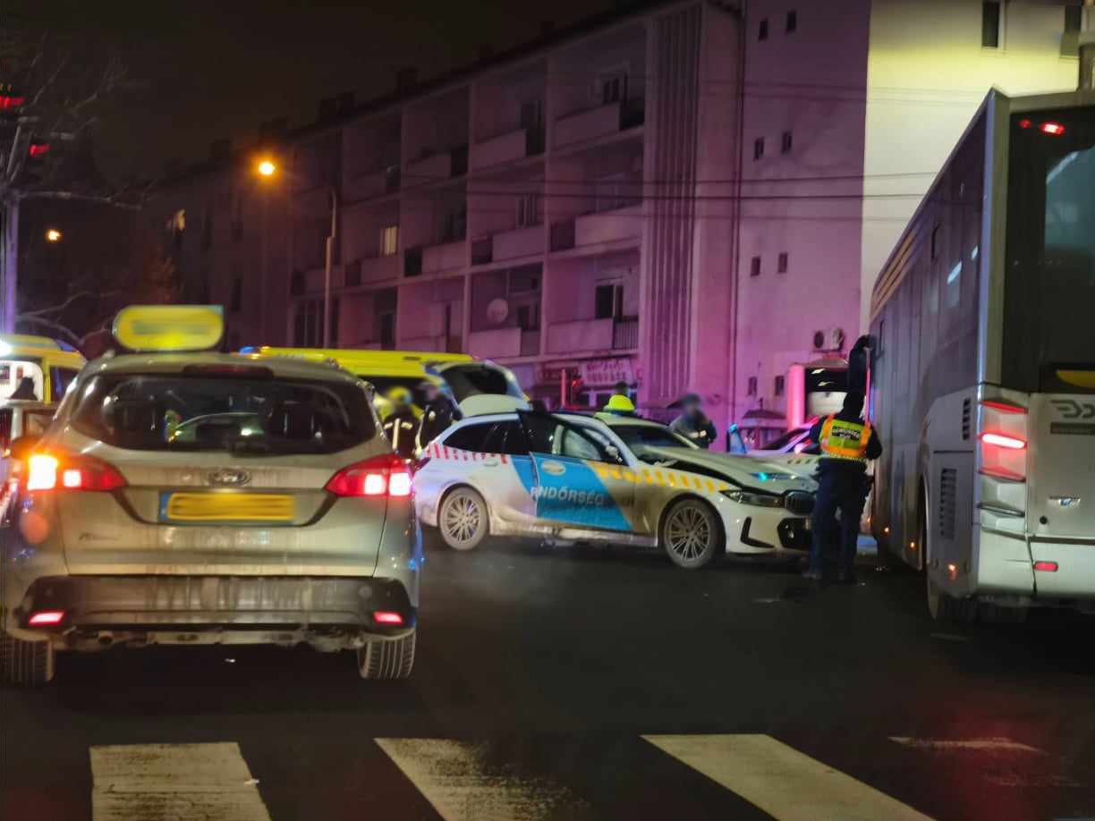 Egy BMW rendőrautó máris összetört Debrecenben 1 | Vezess Egy BMW rendőrautó máris összetört Debrecenben 1