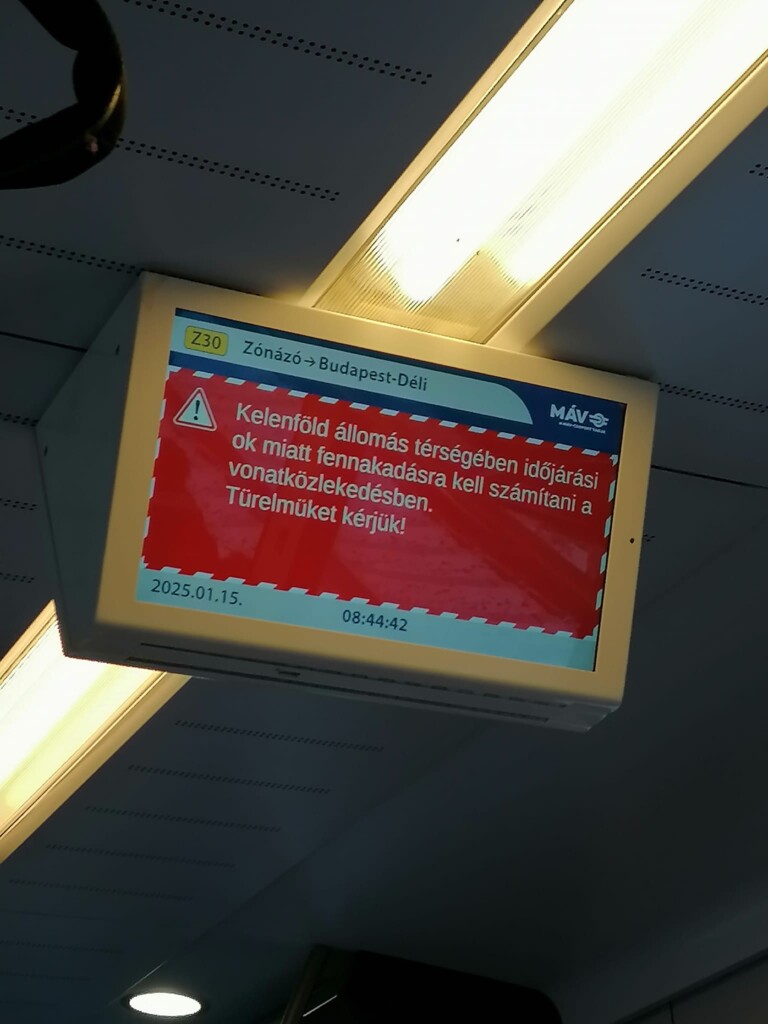 Leesett néhány centi hó, a MÁV térdig gázol benne 1