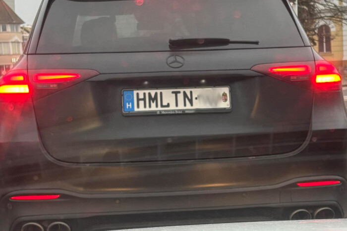 Egyedi rendszáma miatt kell majd autót cserélnie egy hazai mercisnek? 1