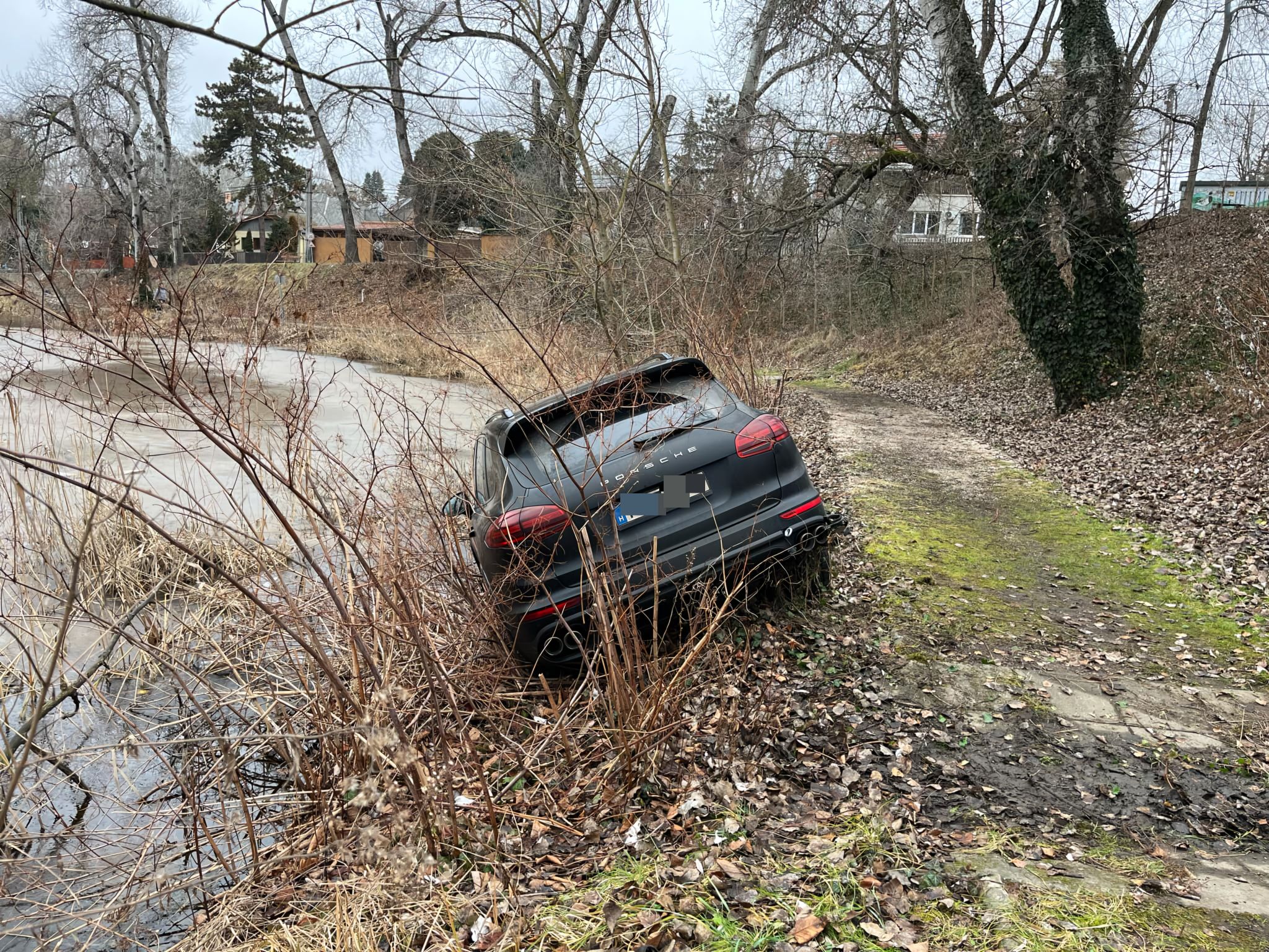 Gyönyörű, ritka sportautót törtek össze a tarjáni gyerektábornál 4