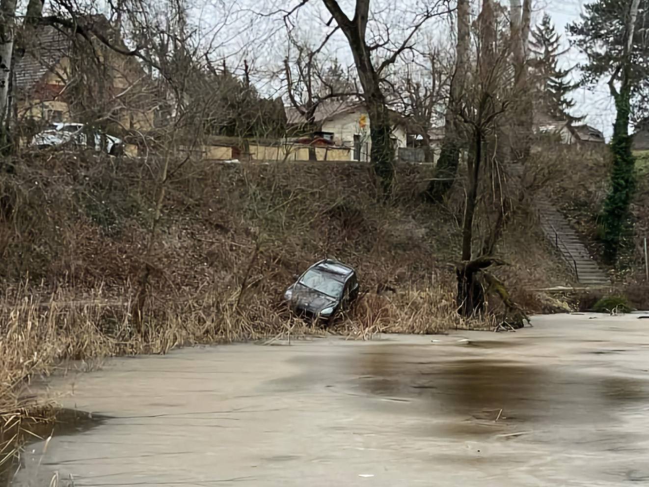 Gyönyörű, ritka sportautót törtek össze a tarjáni gyerektábornál 6