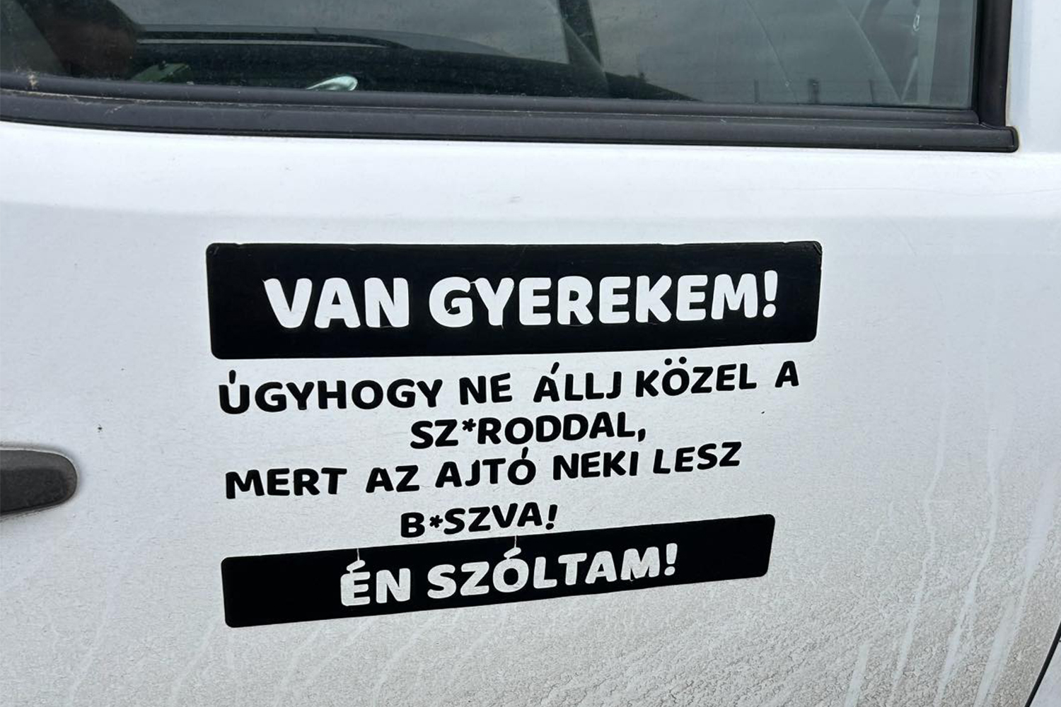 5 jótanács a bunkó szülőknek, akik ilyet ragasztanak az autóra