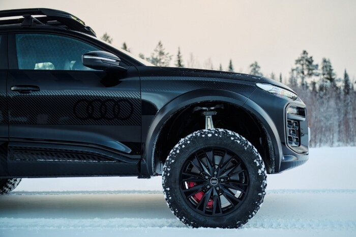 Iszonyatos erő viszi ezt a luxusautót 9