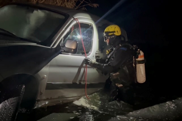 A víz alatt kezdte egy autós az újévet