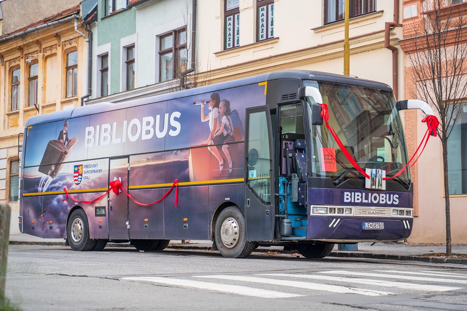 Fontos dolgot népszerűsítenek ezek a buszok