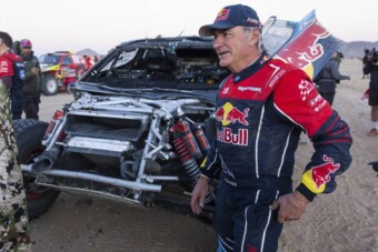 A címvédő Sainz felborult a 48 órás Dakar-szakaszon