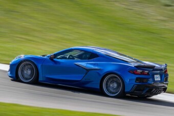 Árral szemben egy lenyűgöző sportautóval