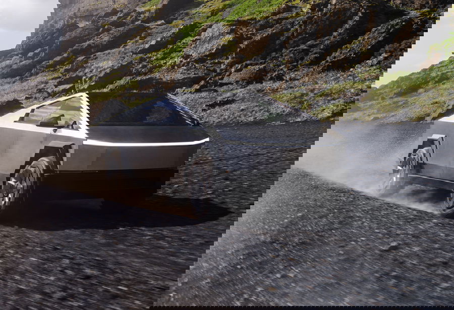 Nem jött be a trükk: lefoglalták az illegális Teslát 1