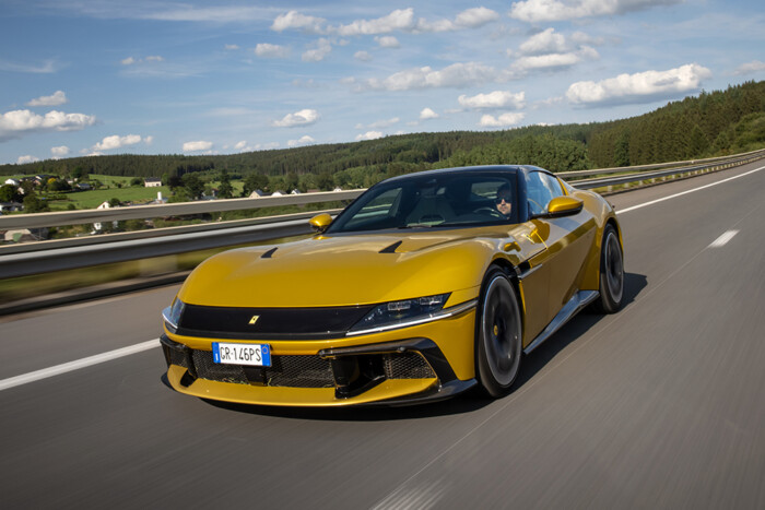 Árral szemben egy lenyűgöző sportautóval 2