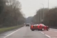 Húsba vágó balesetbe keveredett egy legendás sportautó 7