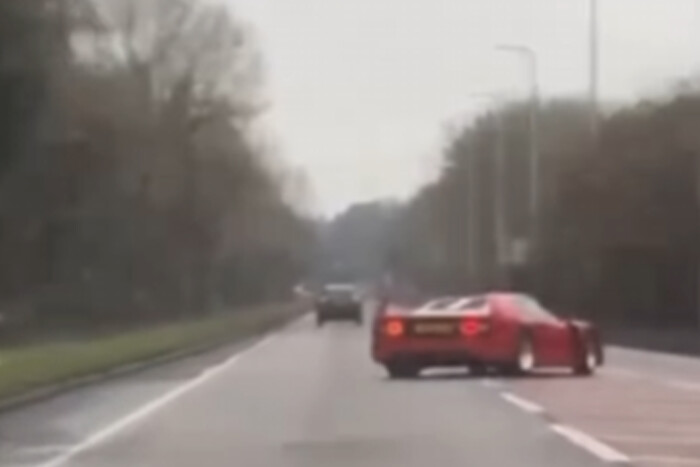 Könnyfakasztó Ferrari-baleset, elég volt egy kisebb gázfröccs