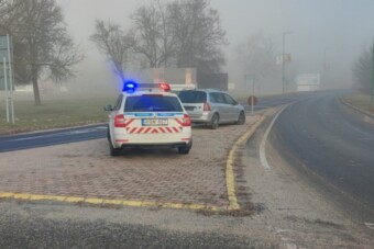 A rendőrök orra előtt hajtott szemből a fűzfői körforgalomba