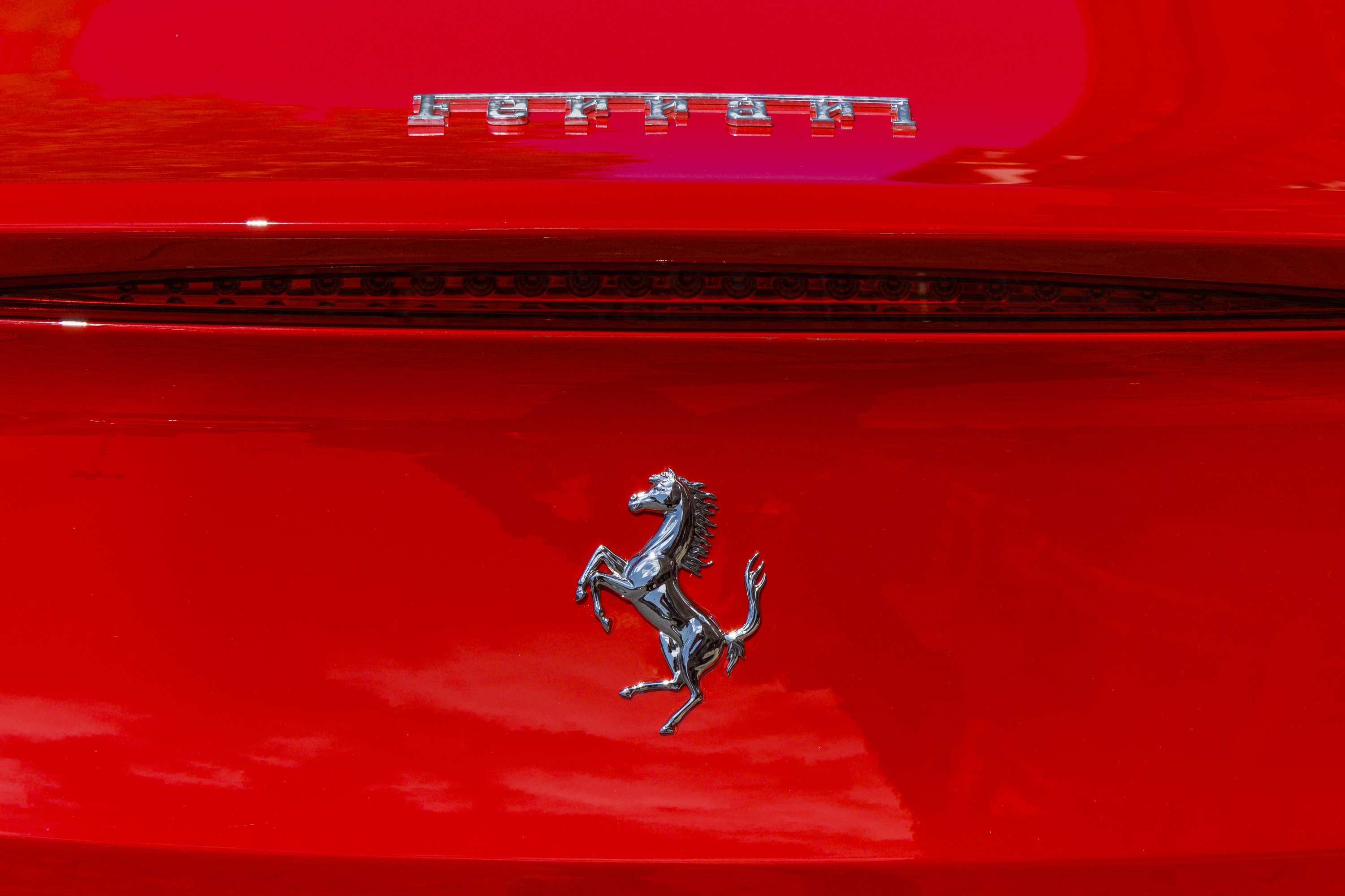 Ökrös szekérrel vontatták a Ferrarit, eljárás indult