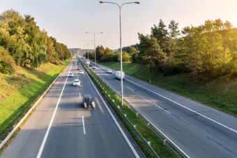 Megvan, mikor és hol emelik a sebességhatárt