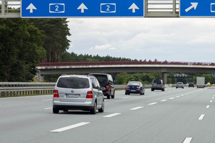 KRESZ-táblát loptak, hogy lelassítsák az autósokat