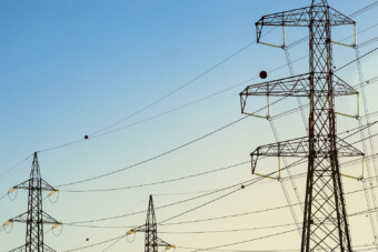 Piros gömbök a villanyvezetéken: fontosabbak, mint gondolnád